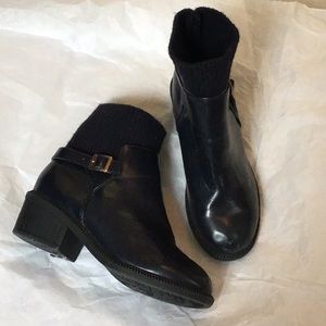 Size 4, dark navy, boots. Really good condition. Barely worn.